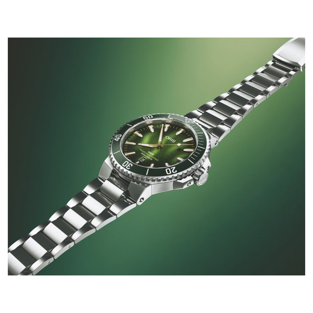 Oris Aquis Kelp Forest Limited Edition – Schrägansicht auf grünem Hintergrund