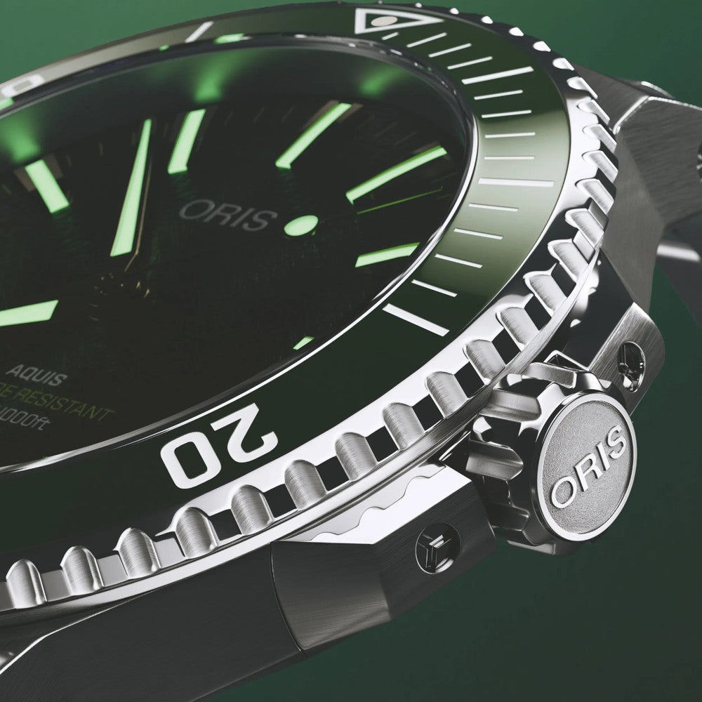 Oris Aquis Kelp Forest Gehäuse- und Kronendetail