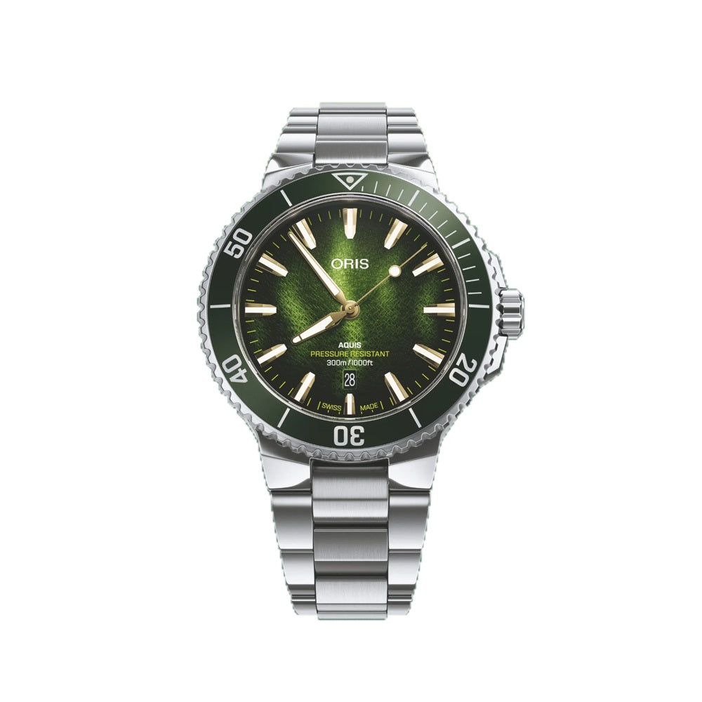 Oris Aquis Date Kelp Forest Limited Edition Freisteller auf Weiß