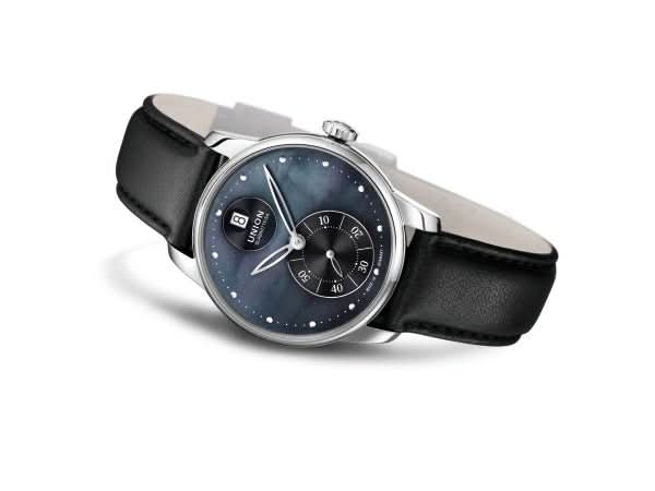 Union Glashütte Damenuhr D013.228.16.121.00 mit blauem Perlmuttziffernblatt liegend