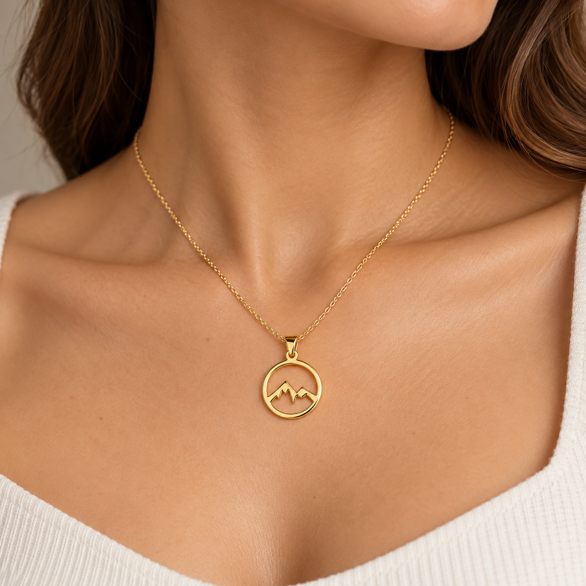 STEINER ESSENTIALS Anhänger Bergmotiv 585 / 14Kt Gold 114024 – getragen