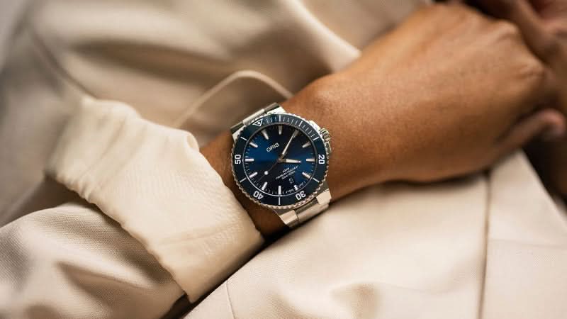 Buy the Oris Aquis Date 43.5 01 733 7789 4135-07 8 23 04PEB now at