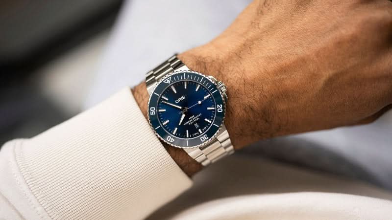 Buy the Oris Aquis Date 43.5 01 733 7789 4135-07 8 23 04PEB now at