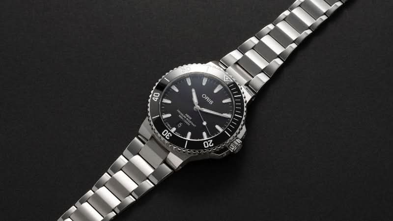 Buy the Oris Aquis Date 43.5 01 733 7789 4154-07 8 23 04PEB now at